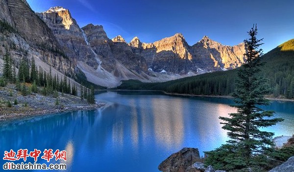 加拿大阿尔伯塔省冰碛湖的十峰谷
