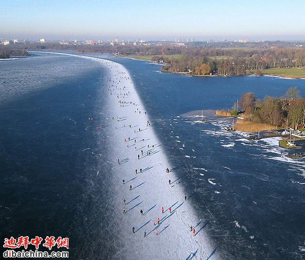 荷兰格罗宁根南部帕特斯沃尔德湖上的滑冰爱好者