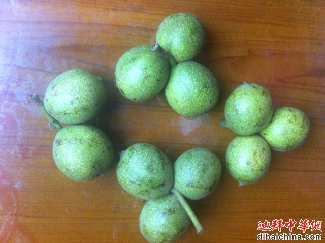 为了迪拜吃货，尚未完全成熟就采摘下来的核桃.JPG