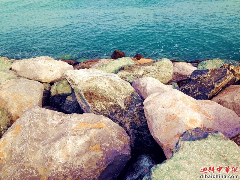 海浪与石头相爱.jpg