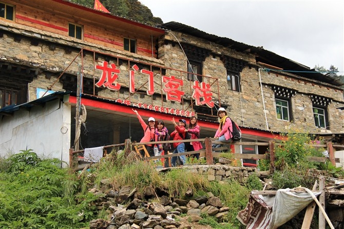 亚丁龙门客栈