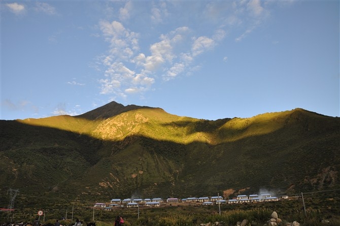 夕阳，藏民居