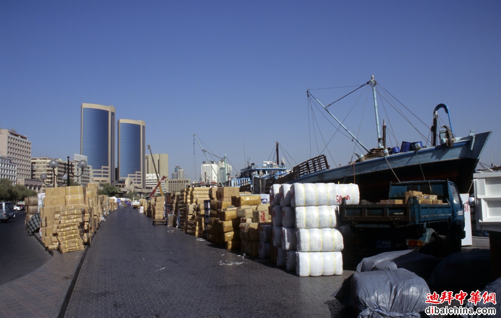 DXB Dubai - Deira dhow wharfage with cargo and twin towers 02 5340x3400.jpg
