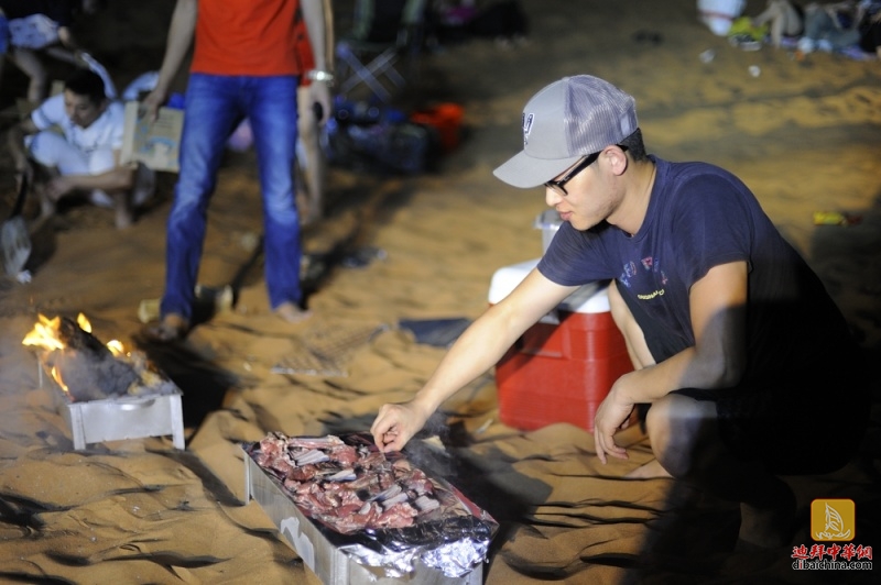 2015年9月25日迪拜华人中秋赏月沙漠露营烤全羊花絮