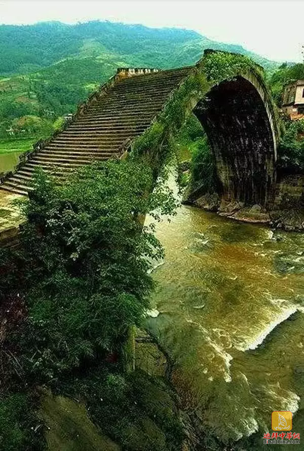 世界上最美的桥：人在桥上，桥在景中，美到骨髓！