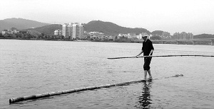 浙江惊现水上漂男子靠两根竹子渡江